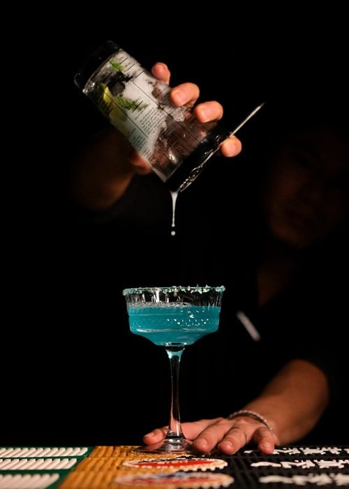 barman-makes-cosmopolitan-cocktail-rhxj7ocpjrp0q251cpvvtsqqfrgegq963hbhbfjyhk.jpg